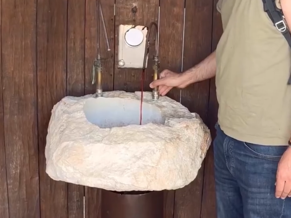 Italien-Kostenloser-Weinbrunnen-in-beliebter-Urlaubsregion