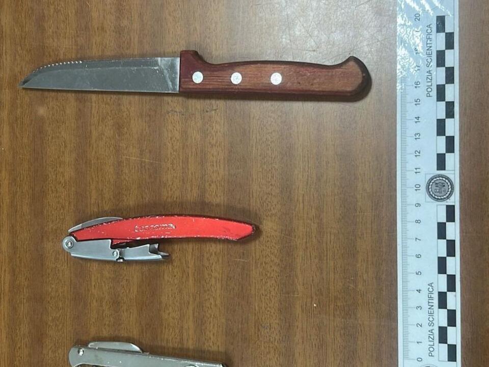 zwei-korkenzieher-und-ein-messer