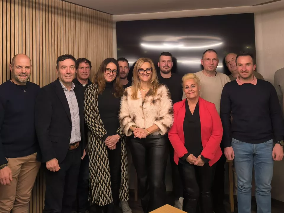 Markus Aschbacher, Christof Weissteiner, Walter Pöhl (lvh-Direktor), Toni Brunner, Hedwig Unterfrauner, Klaus Dorfmann, Annelies Leitner (lvh-Ortsobfrau), Hannes Eisenstecken, Susi Unterweger, Domenikus Gruber, Siegfried Unterweger (lvh-Bezirksobmann), Lukas Delueg, Werner Oberrauch und Dietmar Waldboth