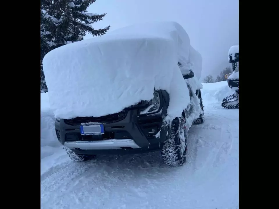 Italien: Ford Ranger fast vom Schnee verschluckt