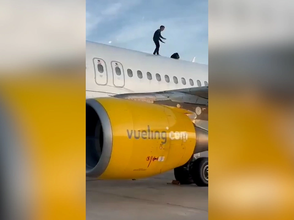 Valencia: Mann randaliert auf Flugzeugdach