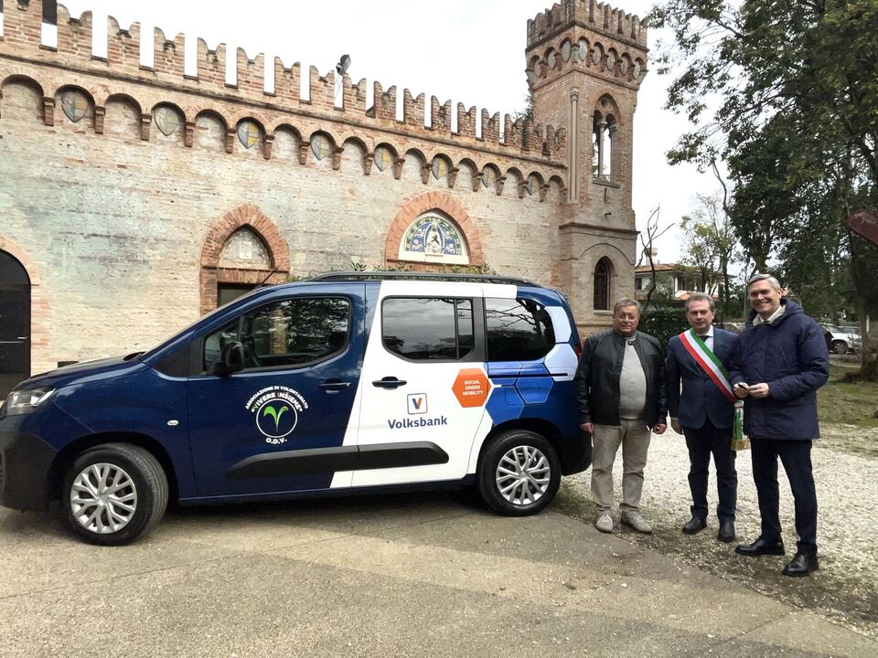Volksbank-bergabe-von-Fiat-E-Dobl-an-ehrenamtlichen-Verein