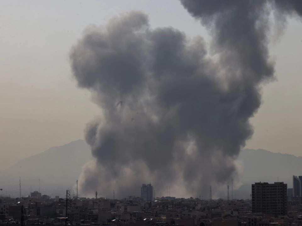 Aufsteigender Rauch nach massiven US-Luftangriffen in Teheran