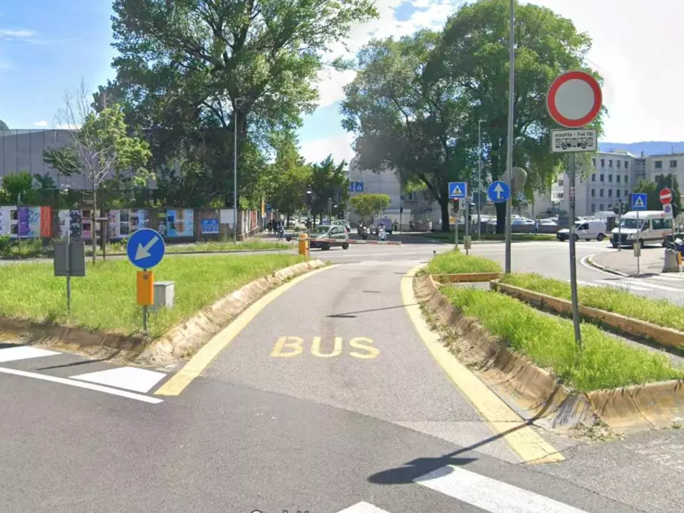 Galileistraße Busspur Schranke