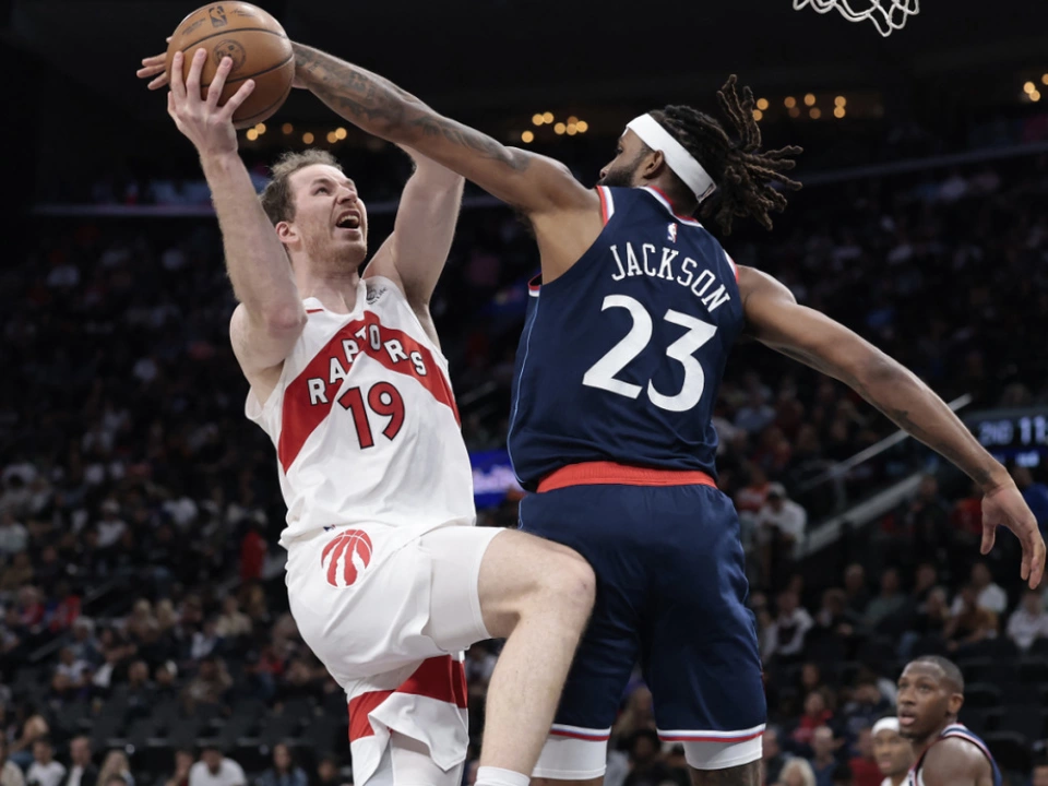 Jakob Pöltl wird von Isaiah Jackson gefoult