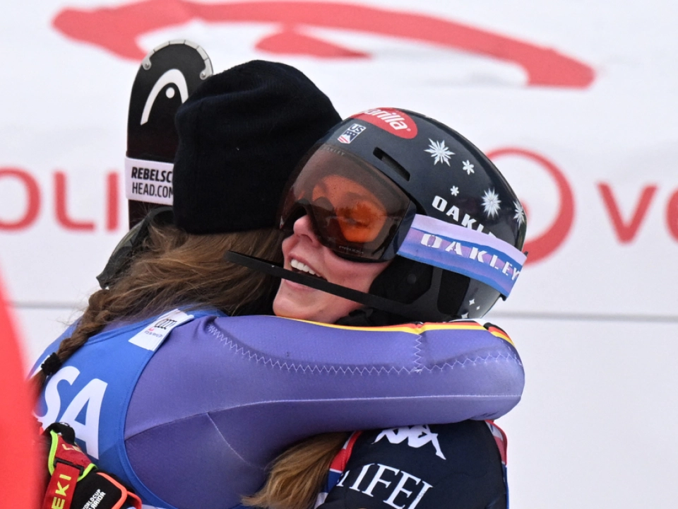 Mikaela Shiffrin/r. und Emma Aicher in einem fairen Kristallkugelduell