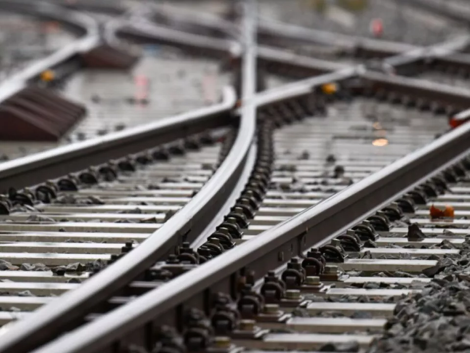 Stahlkonzern liefert etwa Schienen und Weichenteile nach Deutschland