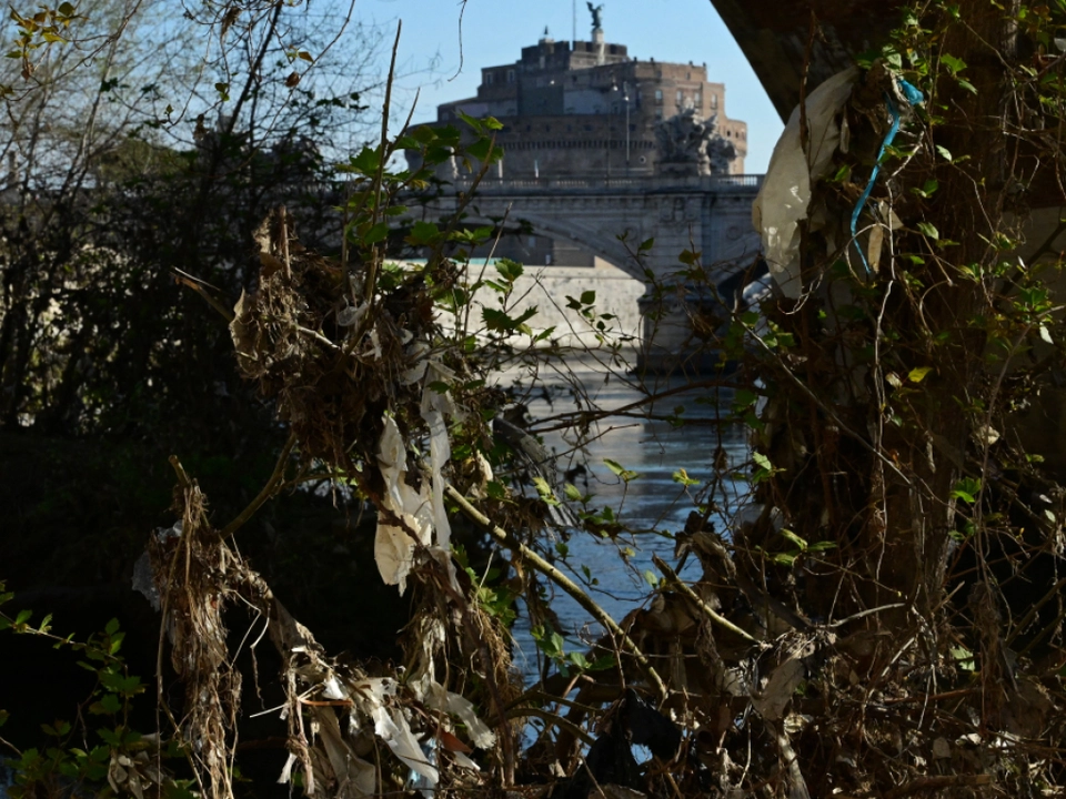 Wasserverschmutzung mit Plastik am Tiber in Rom