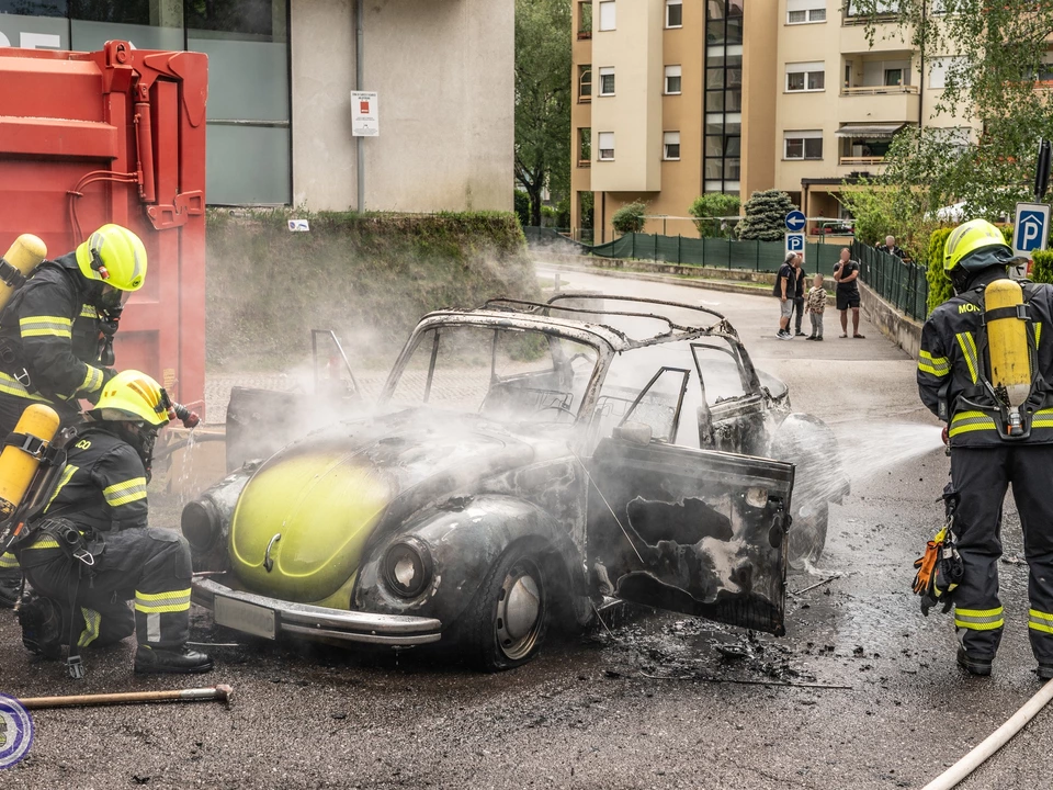 Oldtimer geht in Meran in Flammen auf