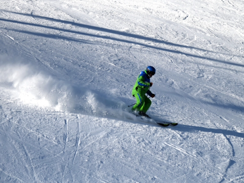 Ein Skifahrer stürzte in Tirol ab und starb