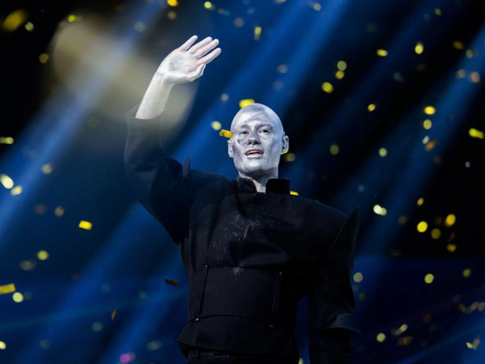 ++ HANDOUT ++ Ein Blue-Man-Group-Mitglied in Silber: Lion Ceccah aus Litauen