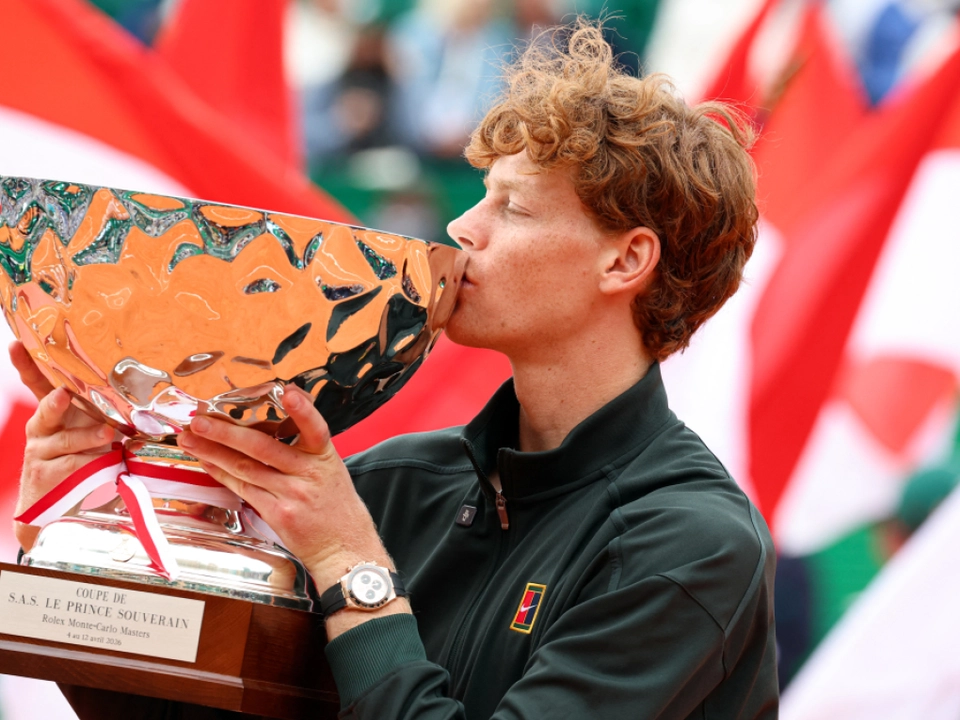Jannik Sinner mit seiner ersten großen Sandplatz-Trophäe