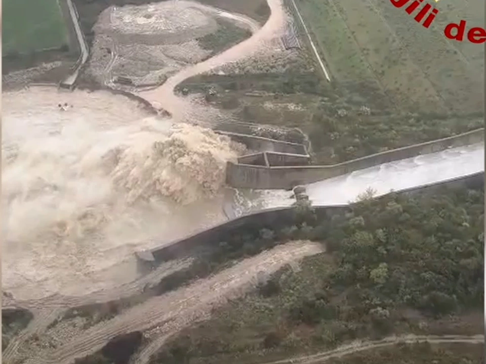 Italien: Stausee muss Wasser ablassen – VIDEO