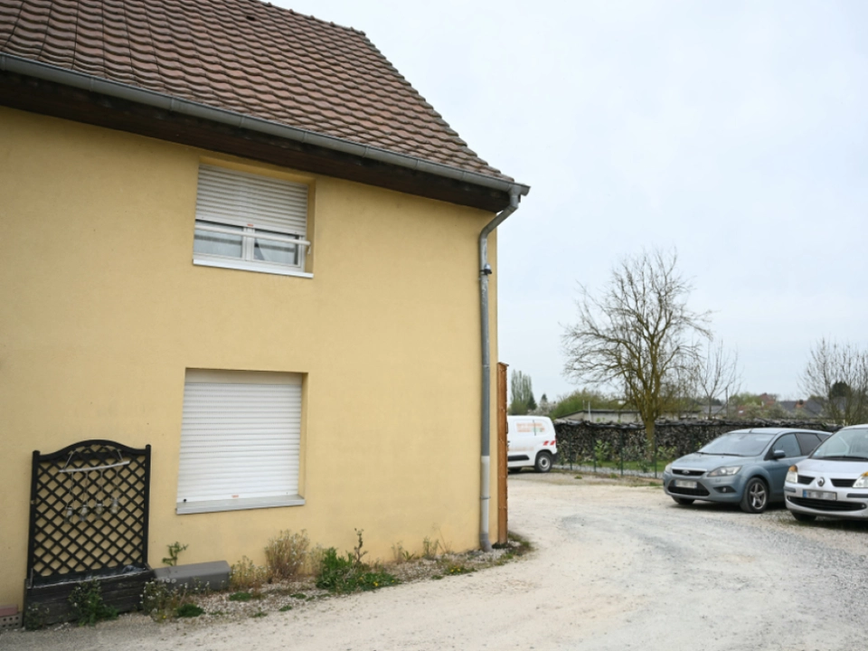 Neunjähriger soll über ein Jahr in Lieferwagen gesperrt gewesen sein