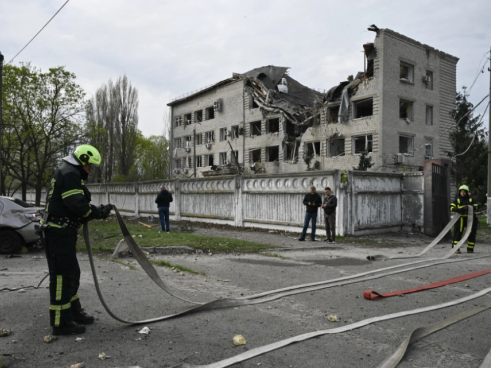 Rettungs- und Aufräumarbeiten in Kiew