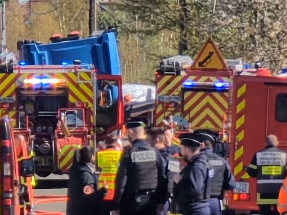 Schnellzug kracht in Lkw: Mindestens ein Todesopfer