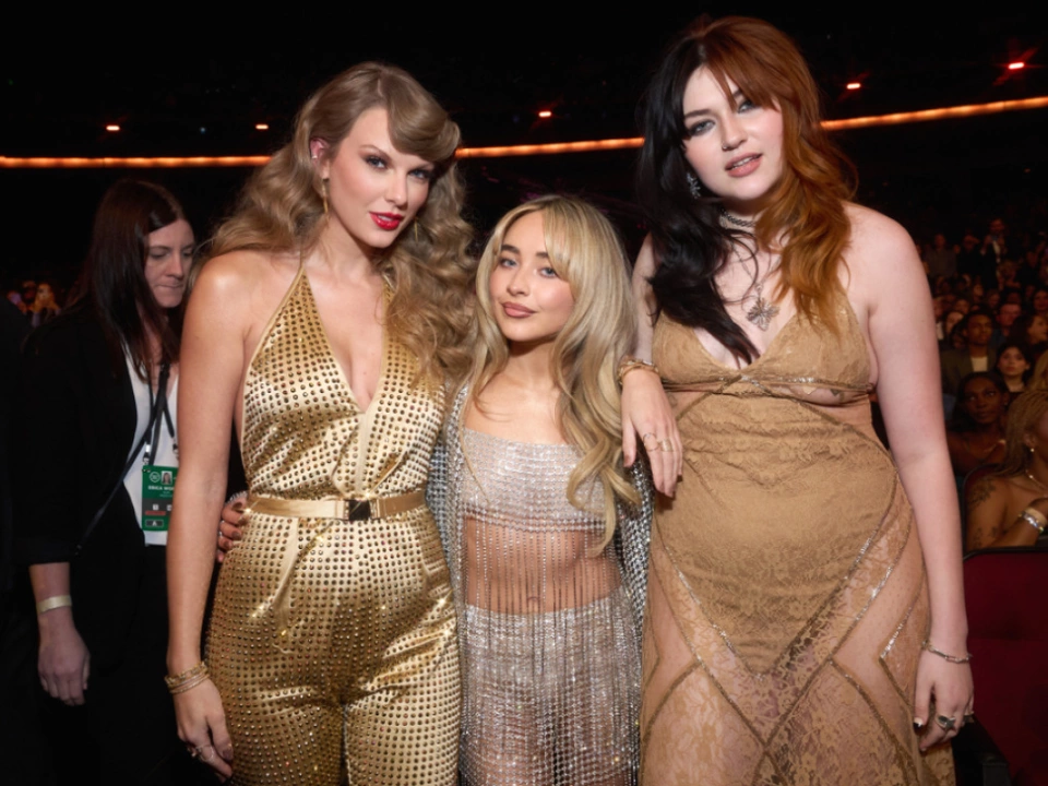 Taylor Swirft und Sabrina Carpenter (hier mit Gayle) im AMA-Rennen