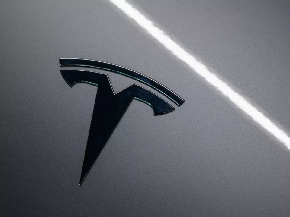 Tesla-Logo auf einem Fahrzeug