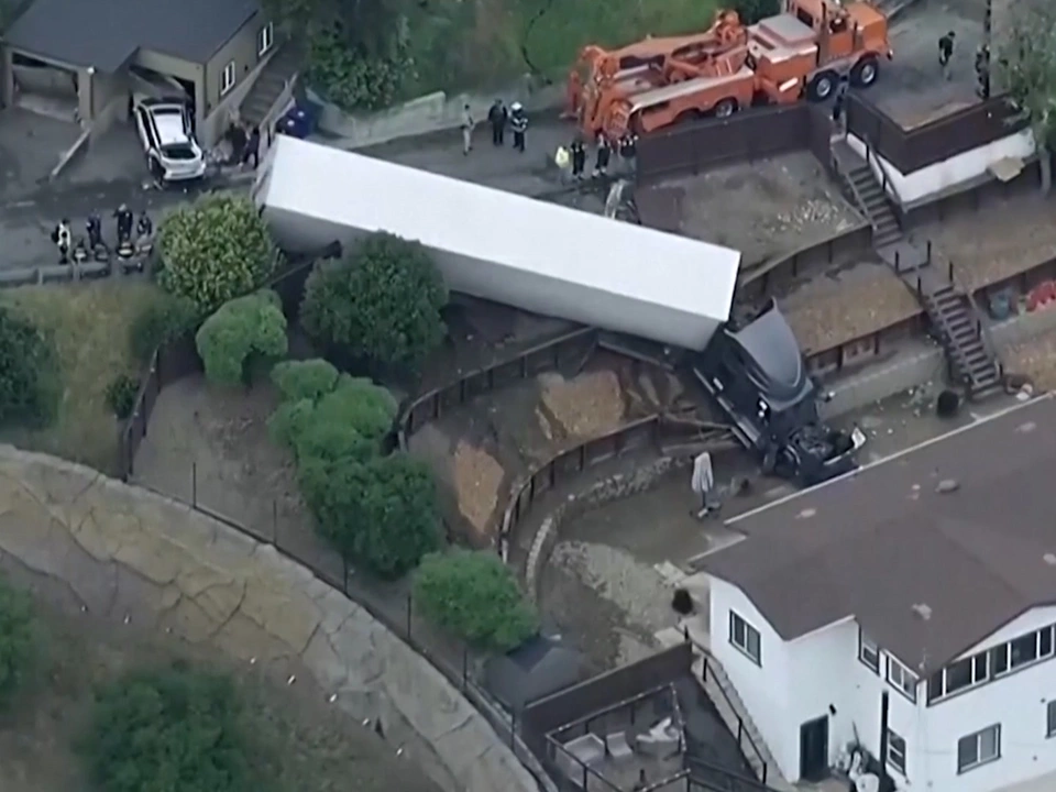 USA: Sattelschlepper landet auf Terrasse