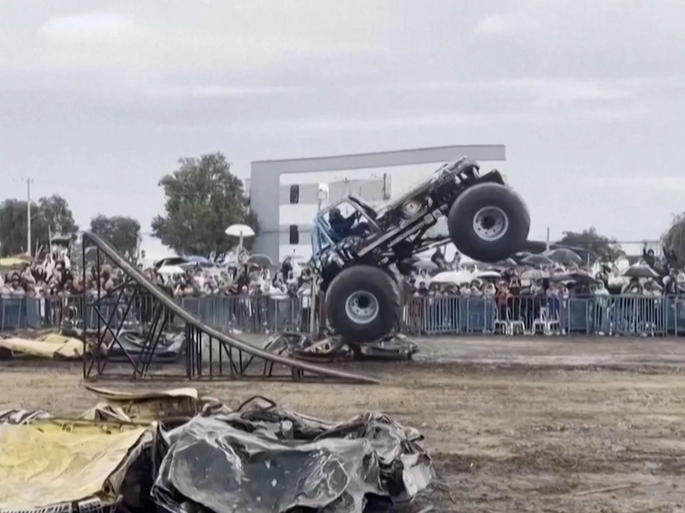 Zwei Tote: Monstertruck rast in Zuschauer