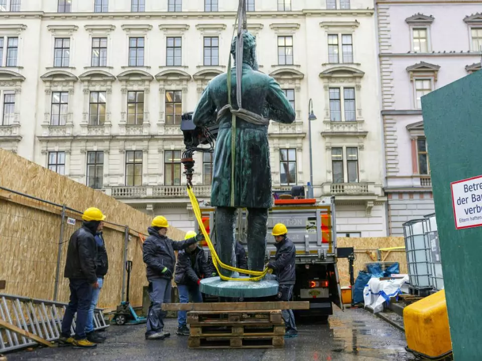 Das Lueger Denkmal beim Abtransport im Jänner