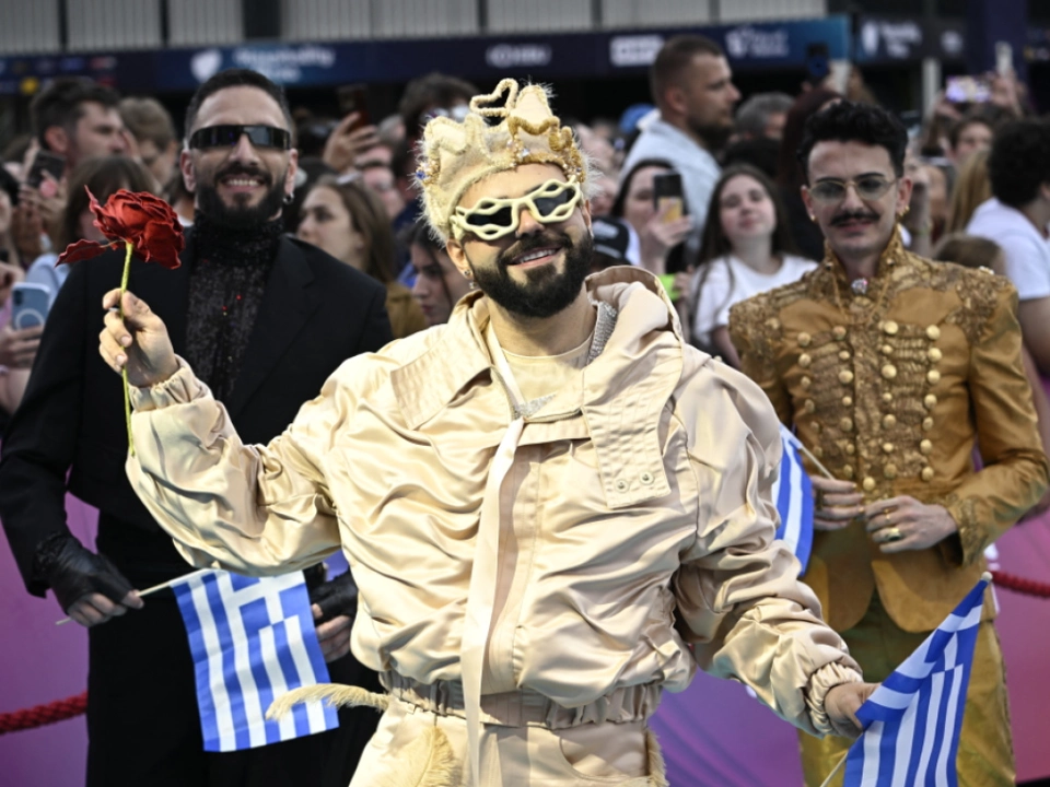 Der extravagante Akylas hat gut Lachen vor seinem ersten Auftritt