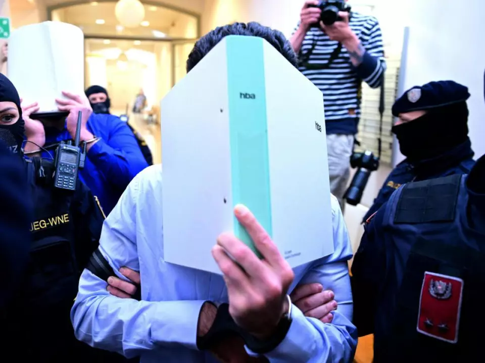 Die beiden Angeklagten beim Prozessauftakt Ende April