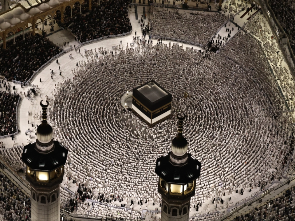 Die Kaaba im Zentrum der Großen Moschee von Mekka