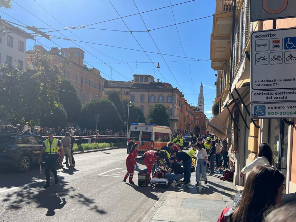 Einsatzkräfte am Ort des Vorfalls in der Stadt Modena