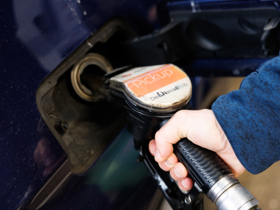 Hohe Spritpreise bremsen laut Umfrage Autonutzung