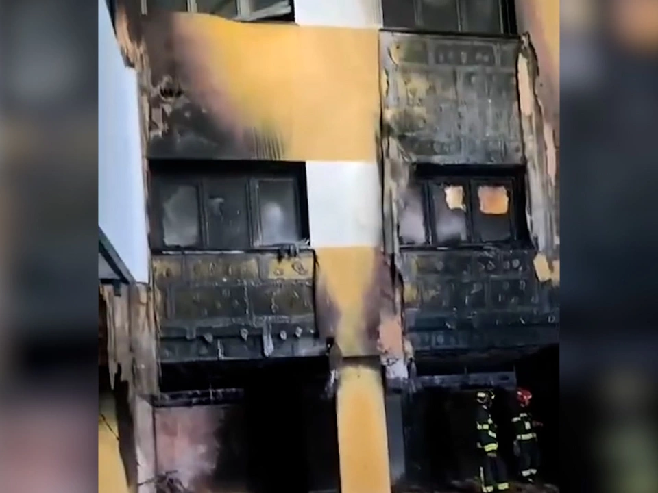 Feuer in Kondominium: 83 Bewohner evakuiert – sieben Verletzte