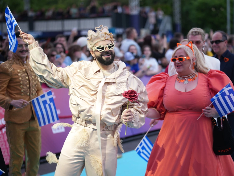 Griechenlands Akylas als gekrönter König am ESC-Teppich