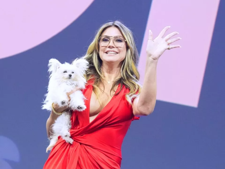 Heidi Klum, Model und Unternehmerin, mit ihrem Hund \