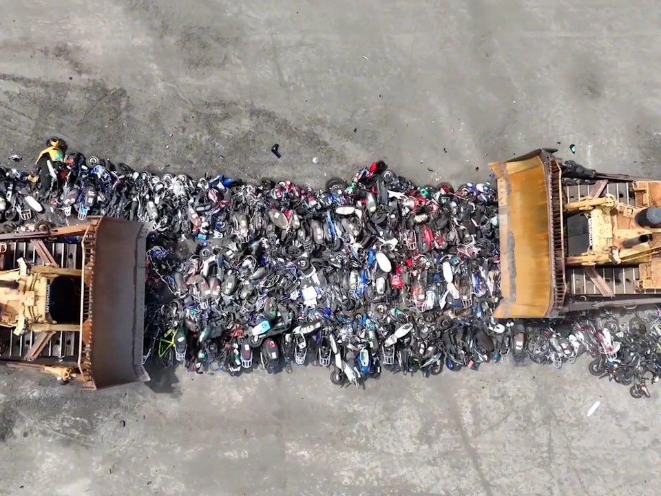 Hier schrottet die Polizei illegale Motorräder