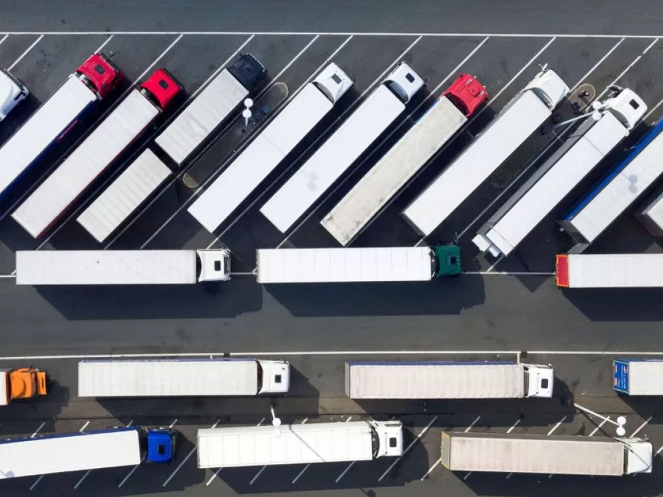 Lkw stehen auf einem Autobahnparkplatz