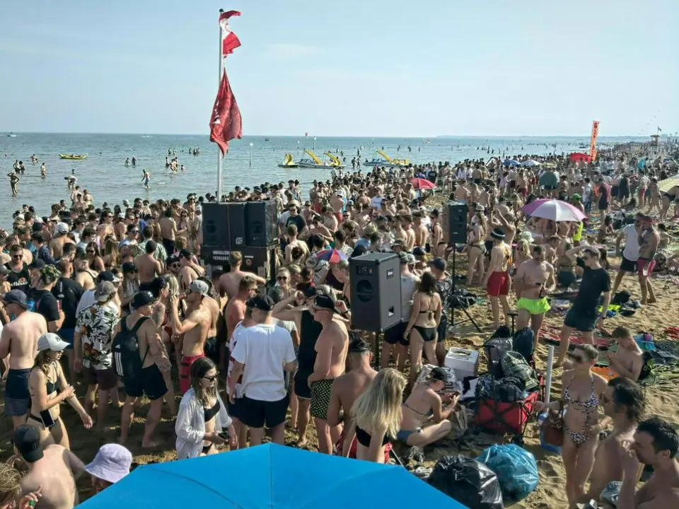 Man sieht den Strand vor lauter Party-Urlaubern nicht