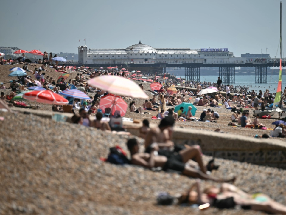 Menschenmassen am Strand von Brighton südlich von London
