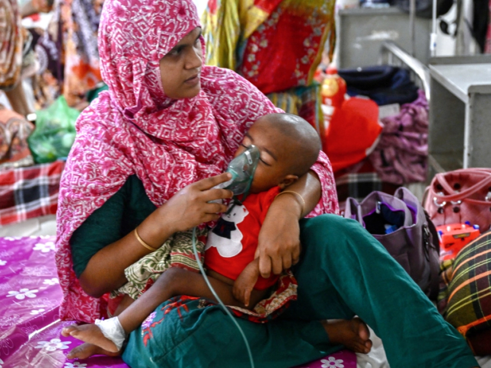 Mutter mit ihrem Kind in einem Spital in Dhaka, Bangladesch