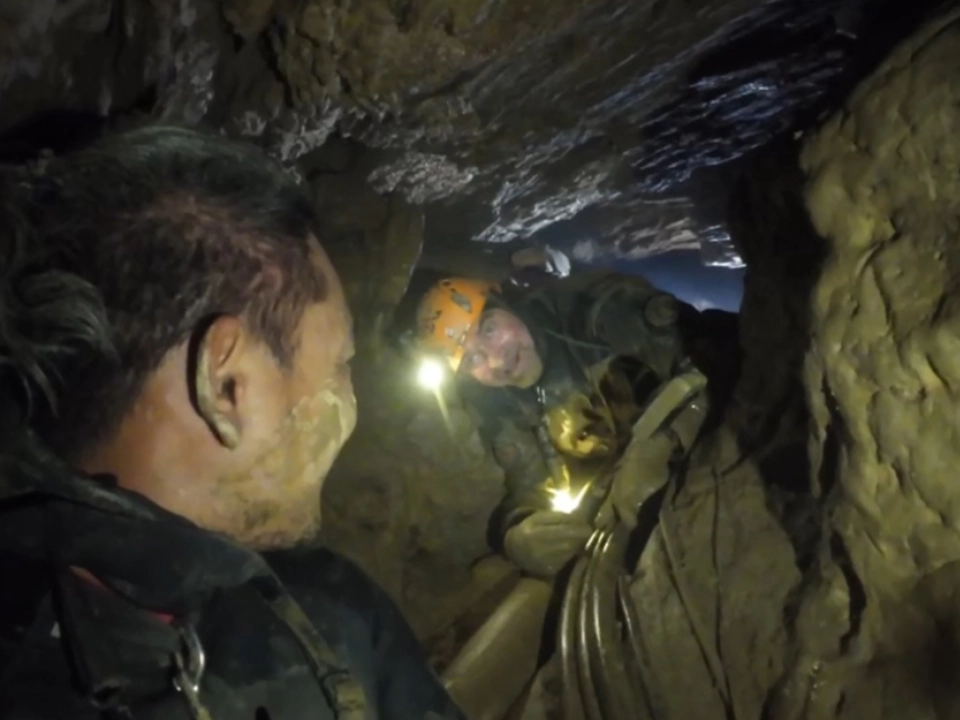 Retter pumpten Wasser aus der überfluteten Höhle