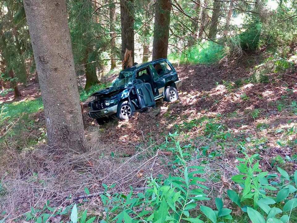 Mittewald-Gel-ndewagen-verungl-ckt-auf-Stra-e-zur-Puntleider-Alm
