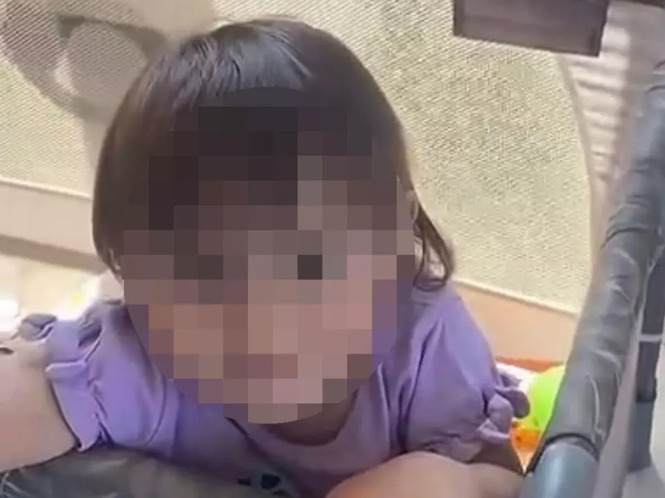 Una immagine della piccola Beatrice. \'Non ho mai mai messo le mani addosso le sue figlie e non ho mai assistito a episodi di violenza nei confronti delle figlie\'. Lo ha detto nell\'interrogatorio davanti al gip Emanuela Aiello, la madre della piccola Beatrice, secondo quanto riferito dall\'avvocato Bruno di Giovanni che con Laura Corbetta la difende. \'Abbiamo preso atto che è stato modificato il capo di imputazione - ha aggiunto il legale l\'avvocato - Purtroppo gli atti non ci sono stati ancora forniti. Aiello ha risposto a tutte le domande del gip e del pm, si è commossa e ha pianto al ricordo di Beatrice\'. La donna resta in carcere. athesiadruck2_20260607205836351_3d03a05c089bc1b0bdd75b59e8089ce6