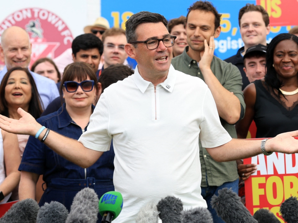 Burnham bei seiner Wahlparty in Makerfield