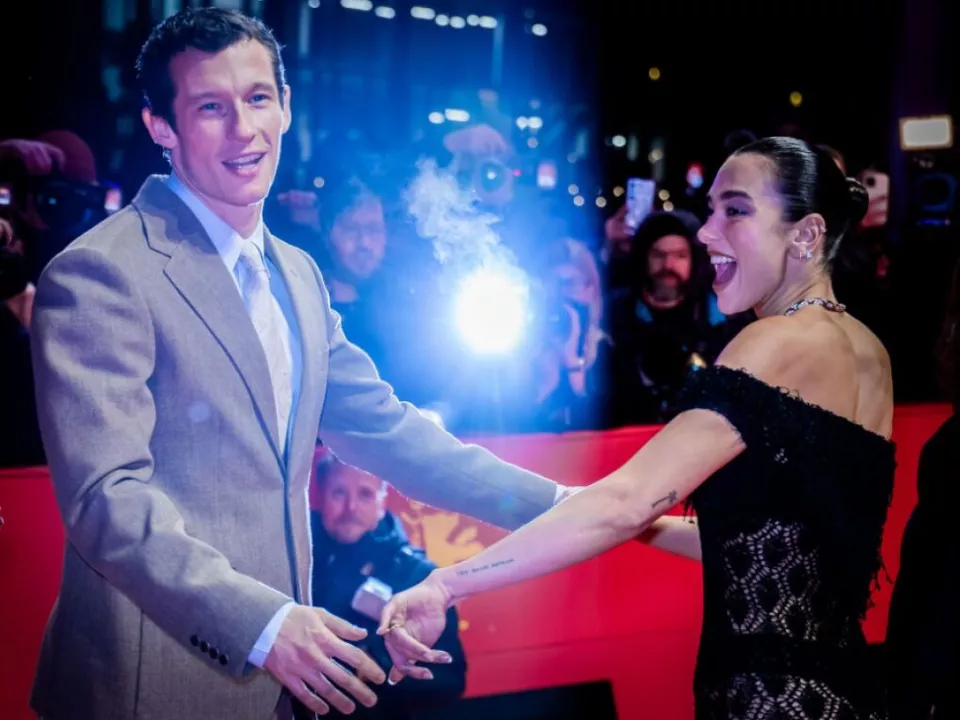 Callum Turner und Dua Lipa feiern tagelang auf Sizilien