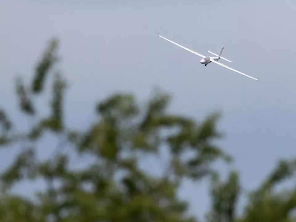 Das Segelflugzeug musste in einem Acker notlanden (Symbolbild)