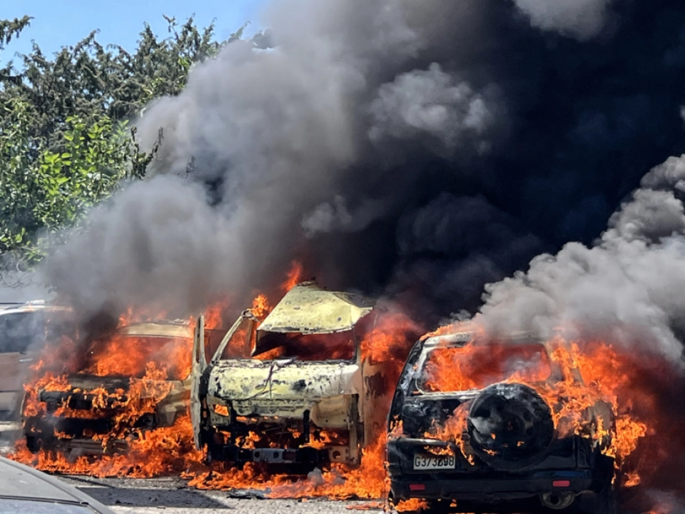 Fahrzeug im Zentrum Sidons ging nach Angriff in Flammen auf
