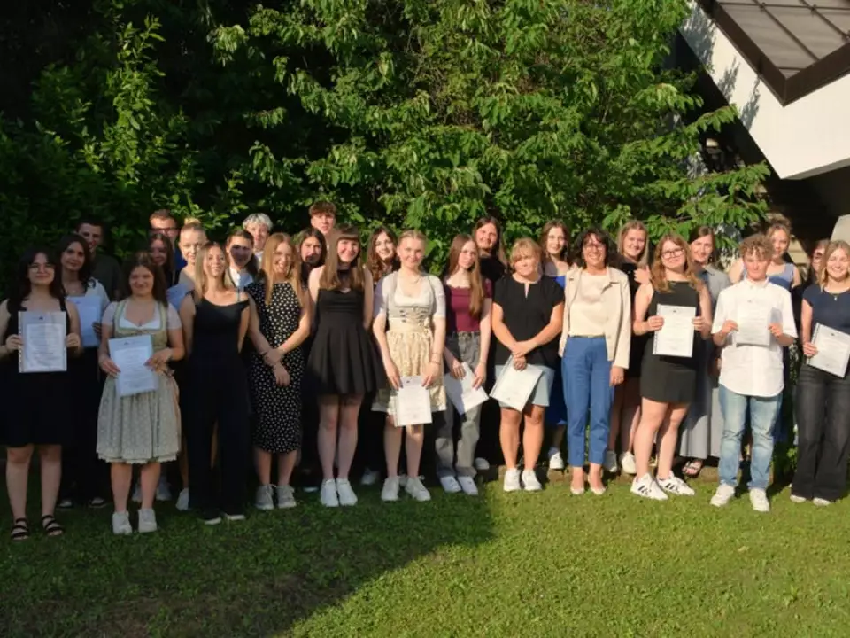 FS Tisens_Diplomfeier 2026_3. Klasse mit Schulleiterin u. Klassenlehrerin