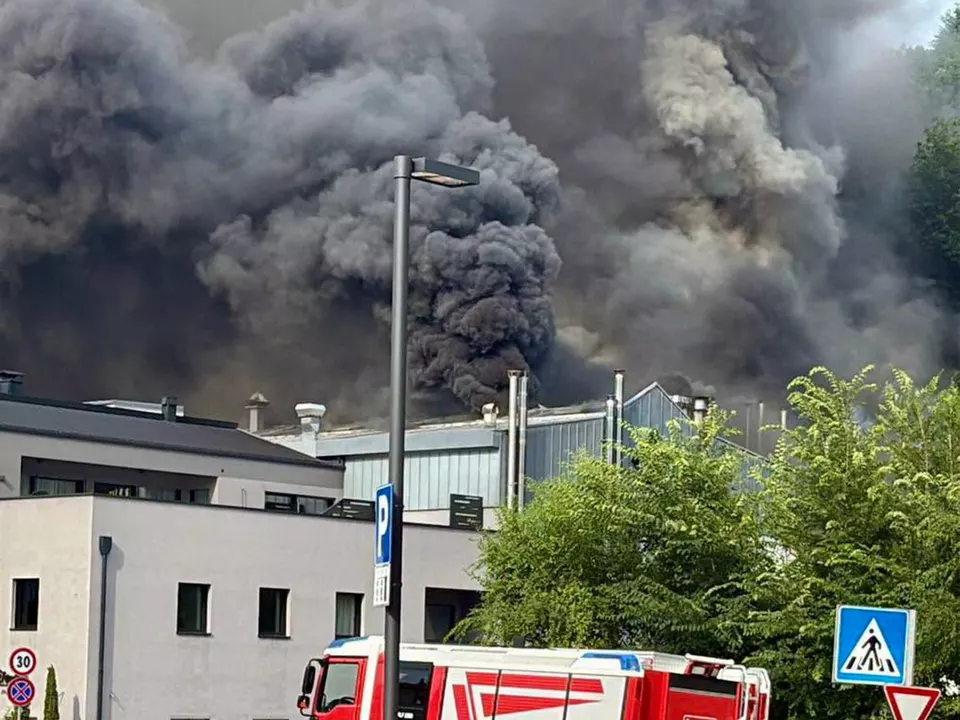 Großbrand in Kalterer Bäckerei: Feuerwehren im Großeinsatz