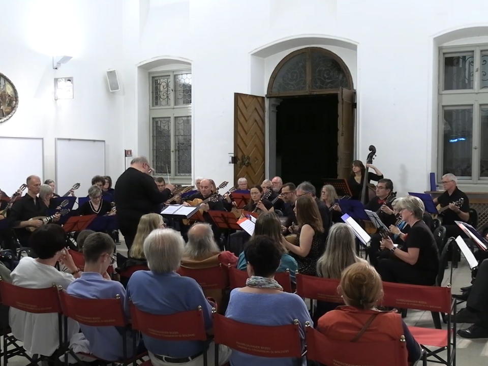 Konzert-der-Zupforchester-aus-Bozen-und-Erlangen-wird-zum-Publikumserfolg
