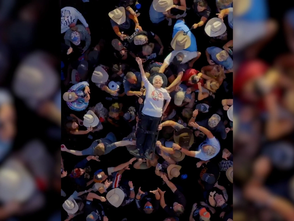 Knapp 100-Jährige: Das ist die älteste Crowdsurferin der Welt – VIDEO