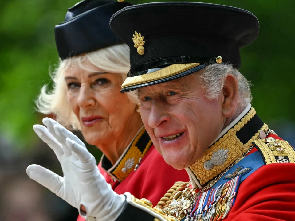 König Charles und Königin Camilla bei der Parade in London